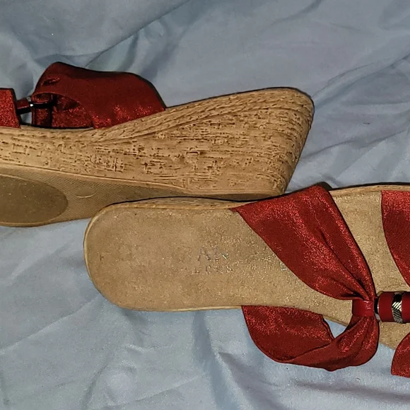 Italian Shoemakers Beige Sandals with Red Bow Design - Picture 3 of 4